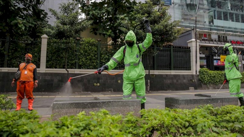 Penyemprotan fasilitas publik di DKI Jakarta.