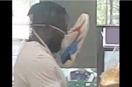 Kocak, Pria Ini Pakai 'Masker' Sepatu untuk Tangkal Virus Corona