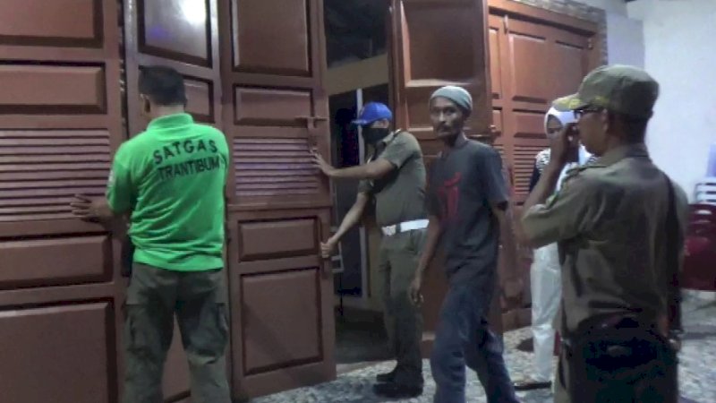 Satpol PP memeriksa salah satu tempat di Parepare, Minggu (22/3/2020).