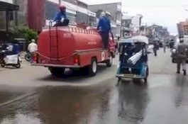 Lawan Corona, Mobil Damkar Wajo Dikerahkan Semprotkan Disinfektan