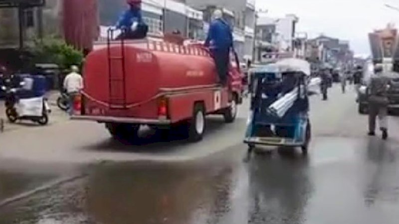 Penyemprotan disinfektan di Wajo menggunakan mobil pemadam kebakaran.