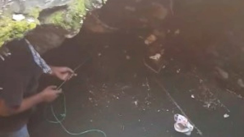 Petugas kebersihan Parepae turun ke selokan.