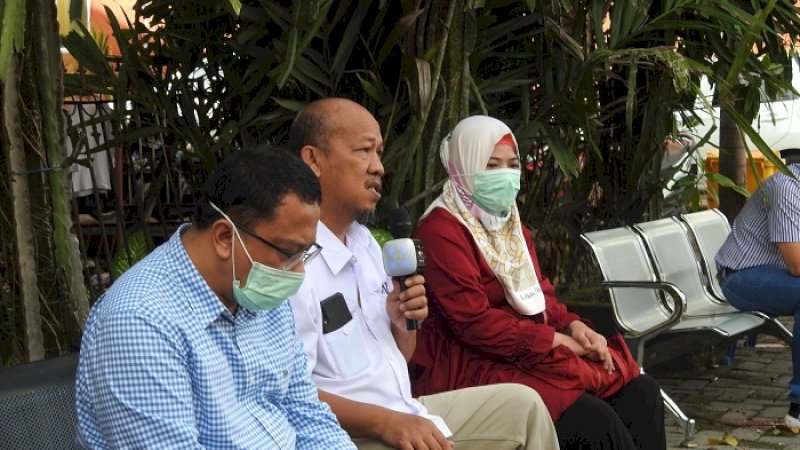 Ketua Tim Medis, dr Hisbullah (tengah) bersama Direktur RSIA Sayang Bunda Makassar, dr Iip Larasati (kanan).