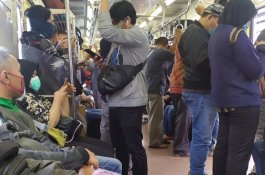 Penumpang Kereta Api Masih Berjubel, Abu Janda: Banyak Japri Bilang Perusahaan Tidak Nurut