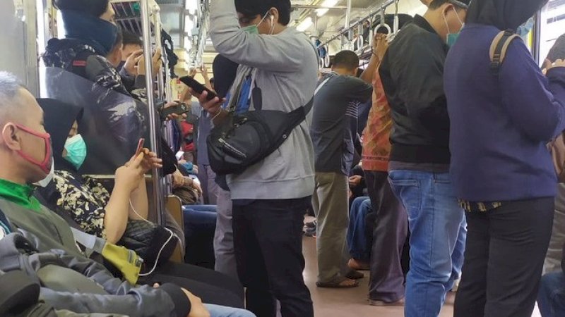 Suasana dalam gerbong kereta api di tengah wabah virus corona.