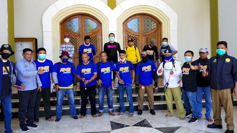 Tim RMS Peduli melakukan penyemprotan rumah ibadah di Palopo.
