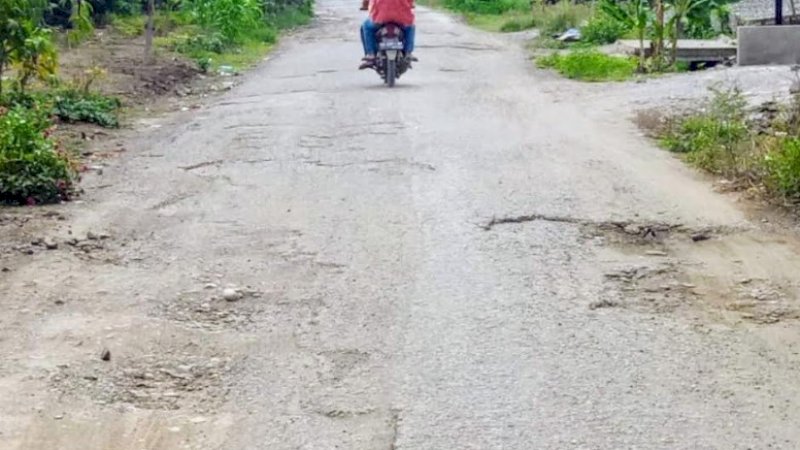 Sudah bertahun-tahun jalan Desa Wele, Kecamatan Belawa tidak mendapat perhatian.