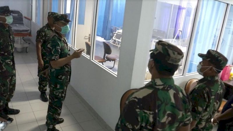 Komandan Pangkalan Utama TNI AL VI (Danlantamal VI) Laksamana Pertama TNI Hanarko Djodi Pamungkas melaksanakan inspeksi ruang isolasi Covid-19 yang dimiliki Rumah Sakit Angkatan Laut (RSAL) Jala Ammari Mako Lantamal VI.