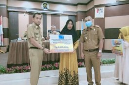 Dapat Santunan Rp200 Juta, Janda Pelaut Ini Menangis di Rujab Bupati Jeneponto