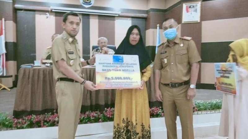 Wabup Jeneponto, Paris Yasir menyerahkan santunan kepada istri nelayan yang mengalami kecelakaan laut.