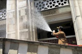 Pj Wali Kota Makassar Keliling Rumah Ibadah Semprotkan Disinfektan