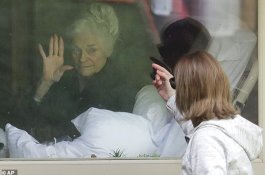 Kisah Haru Anak Berkomunikasi di Balik Kaca dengan Ibu yang Positif Corona