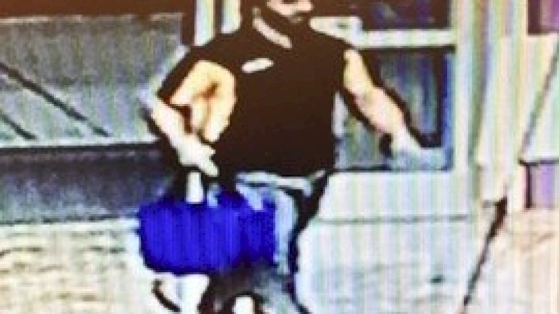 Pelaku pencurian alat uji virus corona yang terekam CCTV.