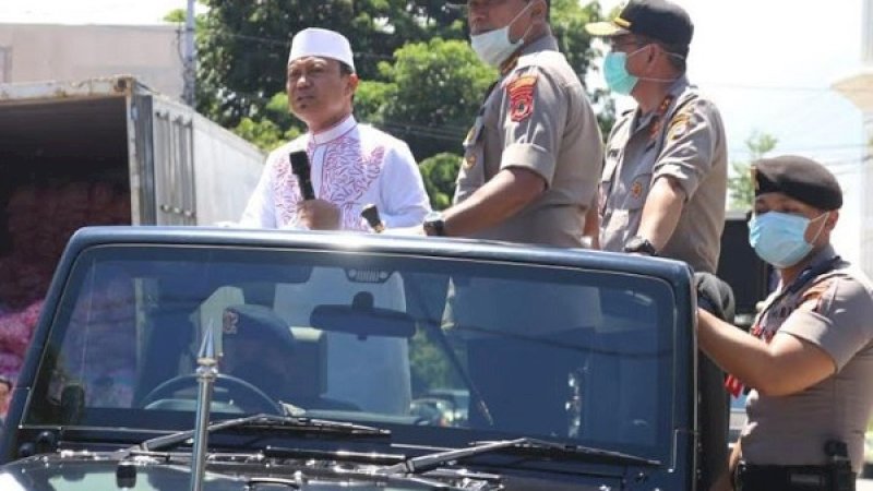 Kapolda Sulsel Irjen Pol Mas Guntur Laupe, Kapolrestabes Makassar Kombes Pol Yudhiawan Wibisono, serta pemuka agama Ustaz Das'ad Latif, keliling Kota Makassar, mengimbau masyarakat untuk tidak keluar rumah.