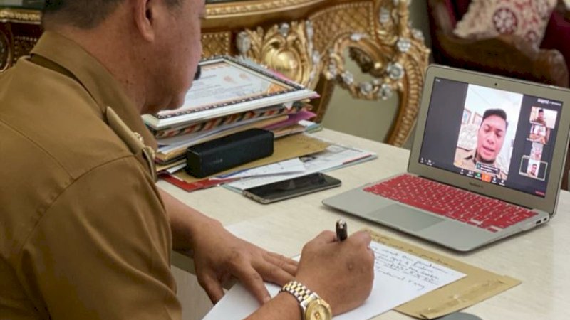 Wakil Bupati Gowa Abd Rauf saat mendengar pemaparan Bupati Gowa Adnan Purichta Ichsan via telekonferensi.