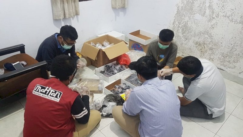 Gugus Tanggap Covid-19 ini melibatkan relawan Mahtan, KREKI, TBM Calcaneus Unhas, TBM Unismuh, dan OMEX.