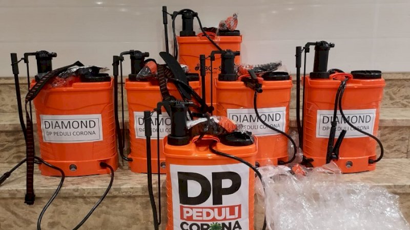 Alat semprot elektrik yang digunakan tim DP Peduli Corona.