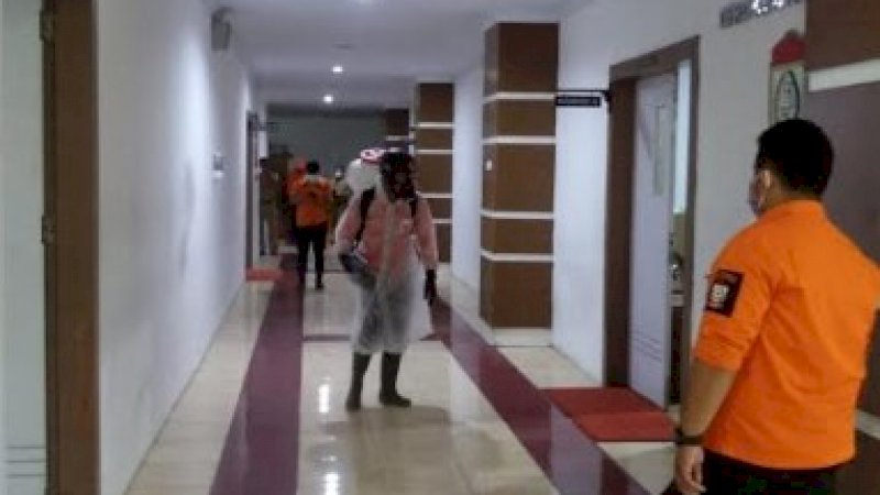 Upaya Kantor Wakil Rakyat Makassar Tetap Steril dari Corona, BPBD Semprotkan Disinfektan