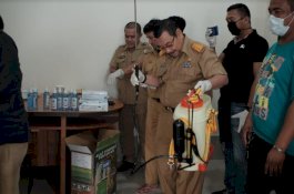 Nurhaldin Serahkan Penyemprot Disinfektan ke Sekretariat DPRD