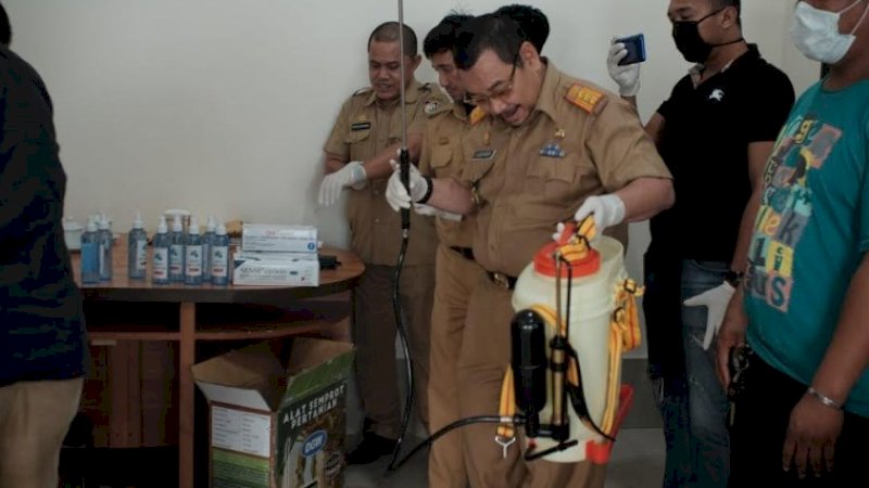 Nurhaldin Serahkan Penyemprot Disinfektan ke Sekretariat DPRD