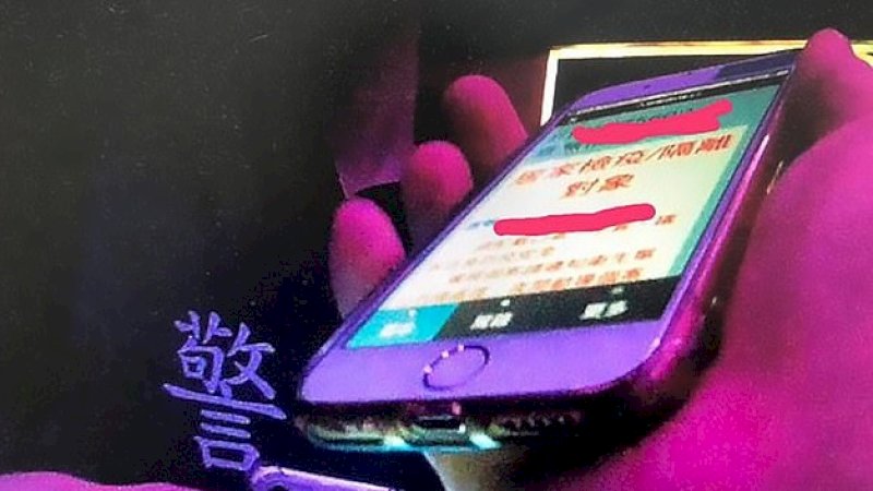 Polisi menggunakan aplikasi M-Police untuk memeriksa status Huang.