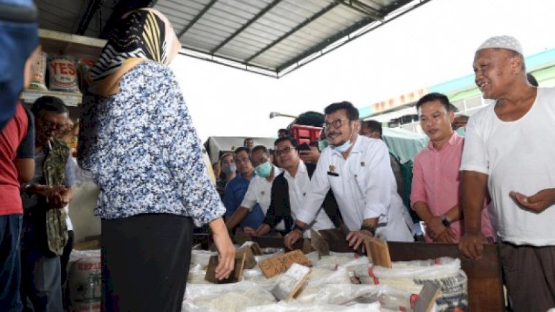 Menteri Pertanian, Syahrul Yasin Limpo berdialog dengan pedagang.