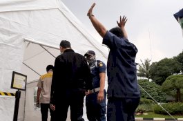 Siapkan Disinfektan Booth, Seluruh Pegawai dan Tamu Kementan Disemprot Antivirus