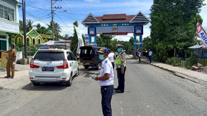 Tim gabungan menyaring warga yang akan masuk wilayah Kabupaten Wajo.