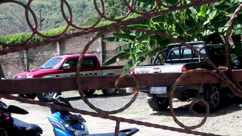 Dua pikap yang hendak dibarter dengan masker.