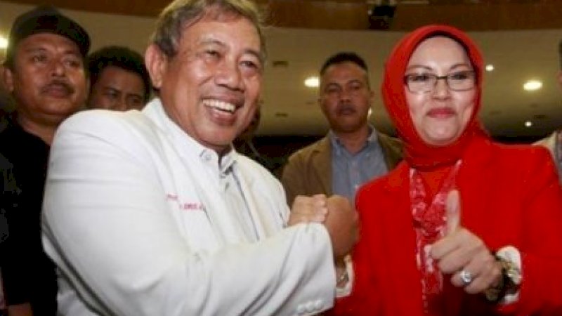 Prof Idrus Paturusi (kiri)