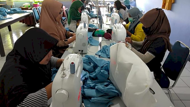 Balai Latihan Kerja (BLK) Kabupaten Luwu Utara, memproduksi 1.000 masker yang nantinya akan dibagi secara gratis kepada masyarakat Luwu Utara.