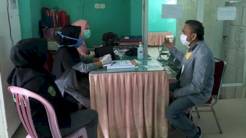 Anggota DPRD Sulsel, Fachruddin Rangga (kanan) berbincang dengan petugas puskesmas.