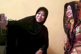 Hadiahkan Kapucong dan Bros Kerang, Kenangan Indah Erna Taufan pada Ibunda Jokowi