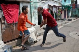 Keluar Rumah, Warga Dihantam Pentungan hingga Jongkok Sambil Pegang Telinga