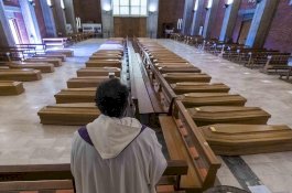 Peti Mati Korban Covid-19 Penuhi Gereja Italia, Diberkati Sebelum Diangkut ke Krematorium