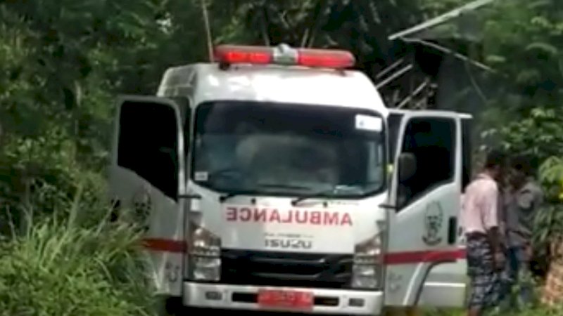Mobil ambulans saat mengantar jenazah di Dusun Paropoe, Desa Bontomasila, Kabupaten Bulukumba.