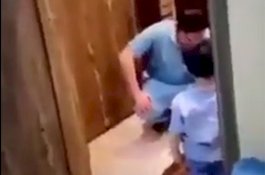 Anaknya Berlari Menjemputnya, Dokter Ini Menghindar lalu Berlutut Sambil Berlinang Air Mata