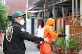 Pimpin Langsung Penyemprotan Disinfektan, Danny: Lupakan Politik Sejenak