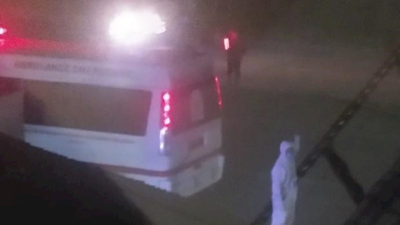 Proses evakuasi PDP asal RS Wahidin Makassar di Barru, Jumat malam (26/3/2020).