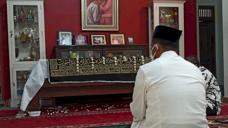 Mantan Menteri Pertanian, Andi Amran Sulaiman turut melayat ke rumah duka almarhumah Ibunda Presiden Joko Widodo, Sudjiatmi Notomihardjo, di Solo, Kamis pagi (26/3/2020).