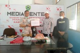 Perhimpunan Dokter Hewan Serahkan Bantuan APD ke Tim Gugus Tugas Barru