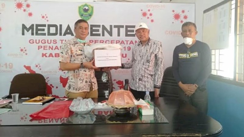 Perhimpunan Dokter Hewan Serahkan Bantuan APD ke Tim Gugus Tugas Barru