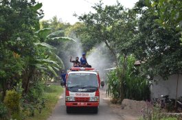Cegah Covid-19, Mobil Damkar Takalar Semprot Jalan Poros