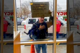 Suami Pasien Tunjukkan Poster Sambil Pegang Dada di Balik Dinding Kaca, Dokter dan Perawat Menangis