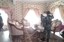 Berseragam Loreng, Personel Kodim Sterilkan Rumah Jabatan Bupati Sinjai