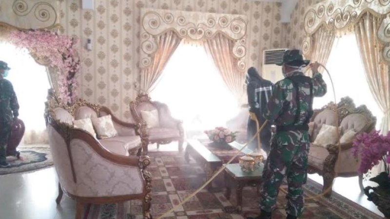 Personel Kodim menyemprot disinfektan di rujab bupati Sinjai.