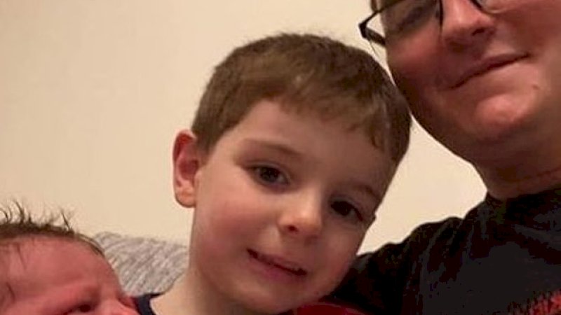 Thomas Davies bersama dua anaknya.