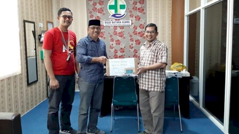 Lutfi Hanafi mewakili Andi Nirawati menyerahkan bantuan ke RSUD Pangkep.