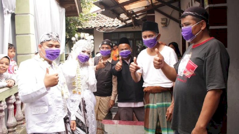 Irfan Paturohman dan Siti Rohani membagikan masker kepada warga. (Foto: istimewa)
