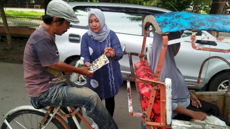 Ketua Forhati Bulukumba, Syahruni Aryanti membagikan paket kepada tukang becak, Minggu (29/3/2020).